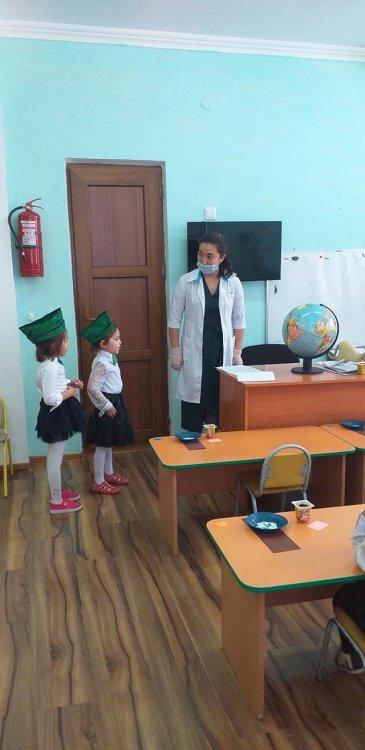 Табиғат аясында болғанда экологиялық мәдениет ережелерінің бастапқы дағдыларына жас экологтарды тәрбиелеу мақсатында ашық оқу қызметі ұйымдастырылды. Ересек топтың болашақ жас экологтары.