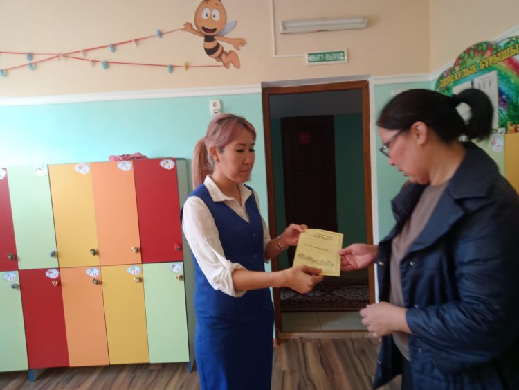 Родителям "Балаңыздың балабақшаға бейімделуі" тақырыбында кеңес берілді.Психолог: М.А.Едигеева