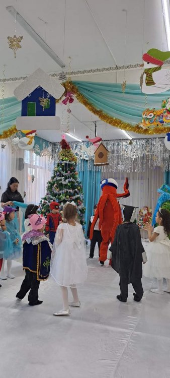 Мектепалды топтар " Айгөлек" және  "Құлыншақ" "Қош келдің, Жаңа жыл!" ертеңгілігі. Мақсаты: балаларға мерекенің мазмұнын түсіндіру.Балалардың топпен бірге ән айтуға,би билеуге үйрету.