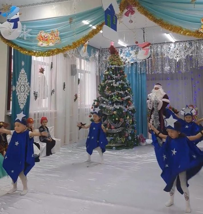 Бүгін "Көбелек" , " Алтын балық" ересек топтарында " Төрлет құтты Жаңа жыл!"  ертеңгілігі өтті. Балалар Аяз атаға арнап өлең, би, тақпақ , әсем әндерін арнады. Ертегі кейіпкерлері балаларға қонаққа келіп, балалардың өнерлерін тамашалады.