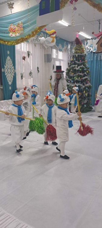 Бақшамыздағы  "Балапан", "Ботақан," "Бозторғай" топтарында Жаңа жылдық ертеңгіліктер өткізілді. Мақсаты: балаларға көңіл кhouseтудыру.