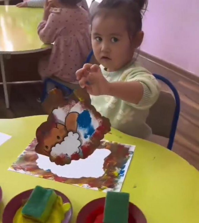 "Үй жануарлары" дәстүрден тыс сурет салу. "БАЛАПАН" кіші тобы. Мақсаты : Қарапайым губканың көмегімен сурет салу арқылы баланың ойын , қиялын, қол моторикасын дамыту. Тәрбиеші: Педагог -модератор Алтынханқызы Жансая.